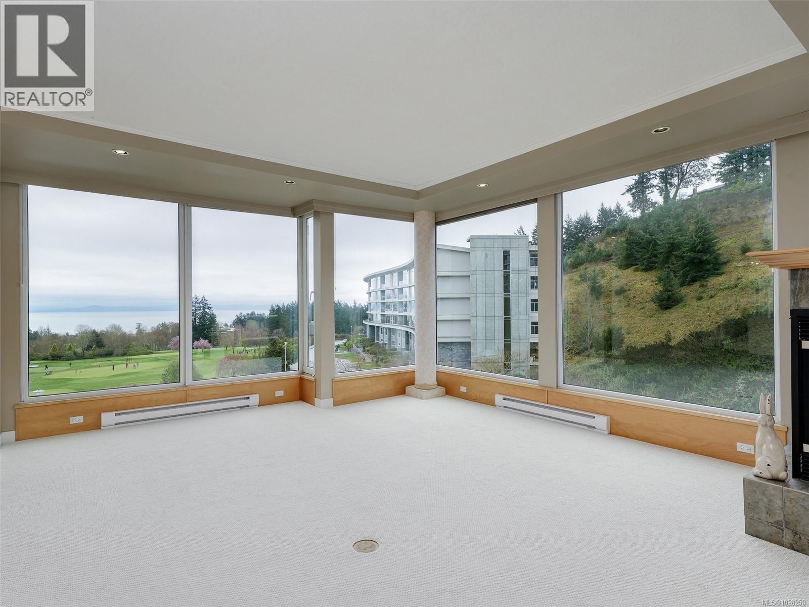 303 5350 Sayward Hill Crescent, Saanich