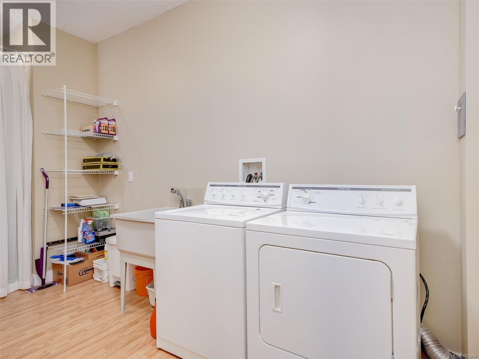 303 5350 Sayward Hill Crescent, Saanich