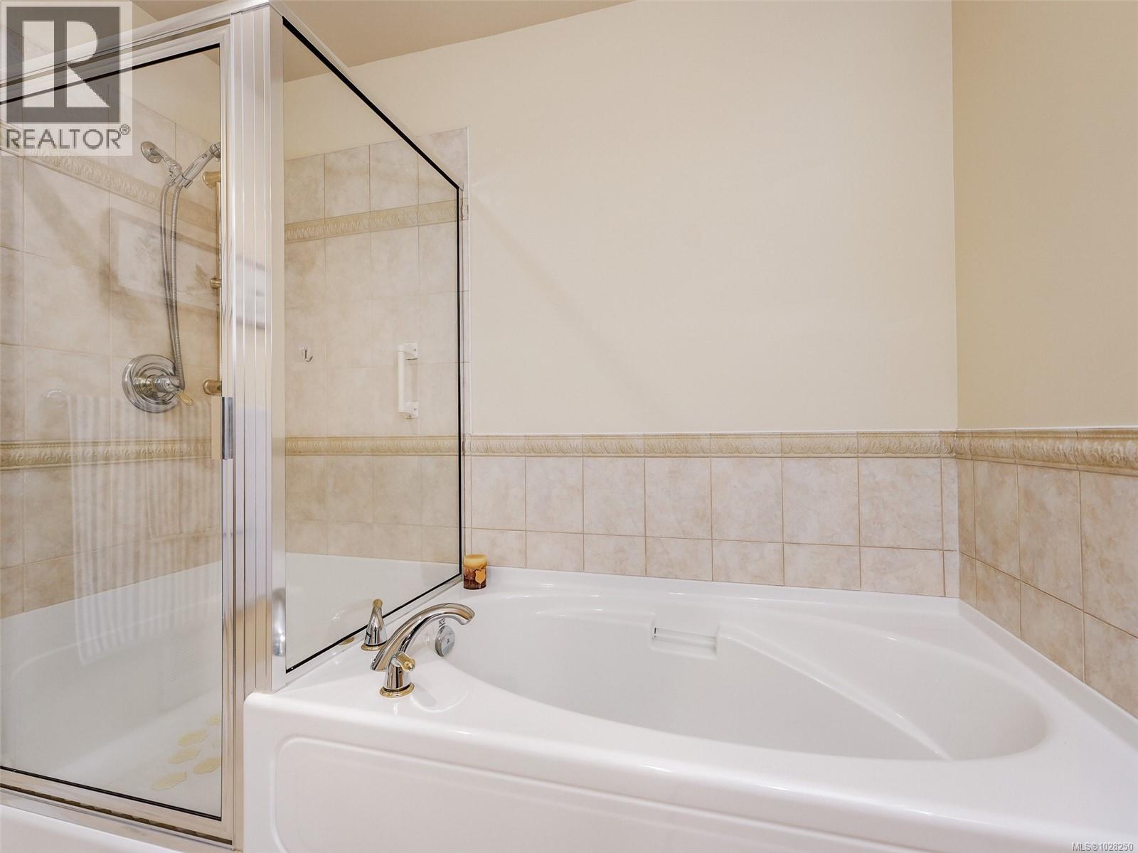 303 5350 Sayward Hill Crescent, Saanich