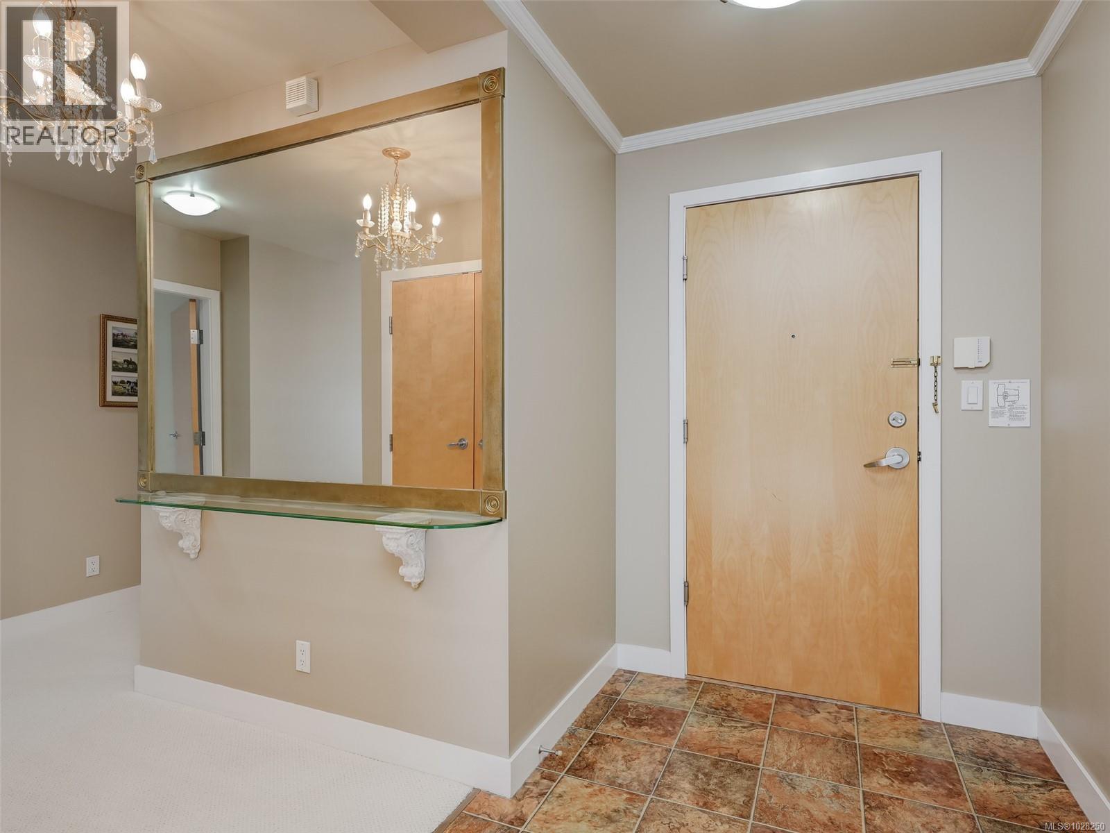 303 5350 Sayward Hill Crescent, Saanich