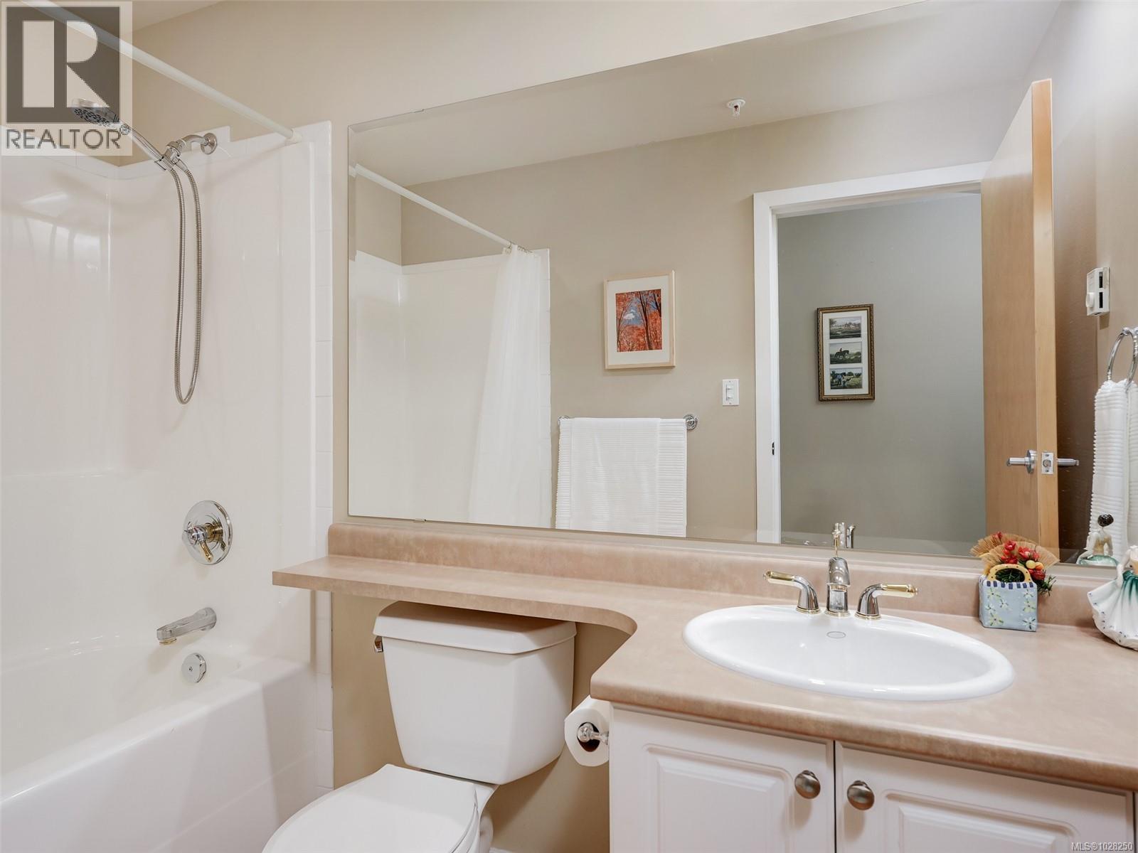 303 5350 Sayward Hill Crescent, Saanich