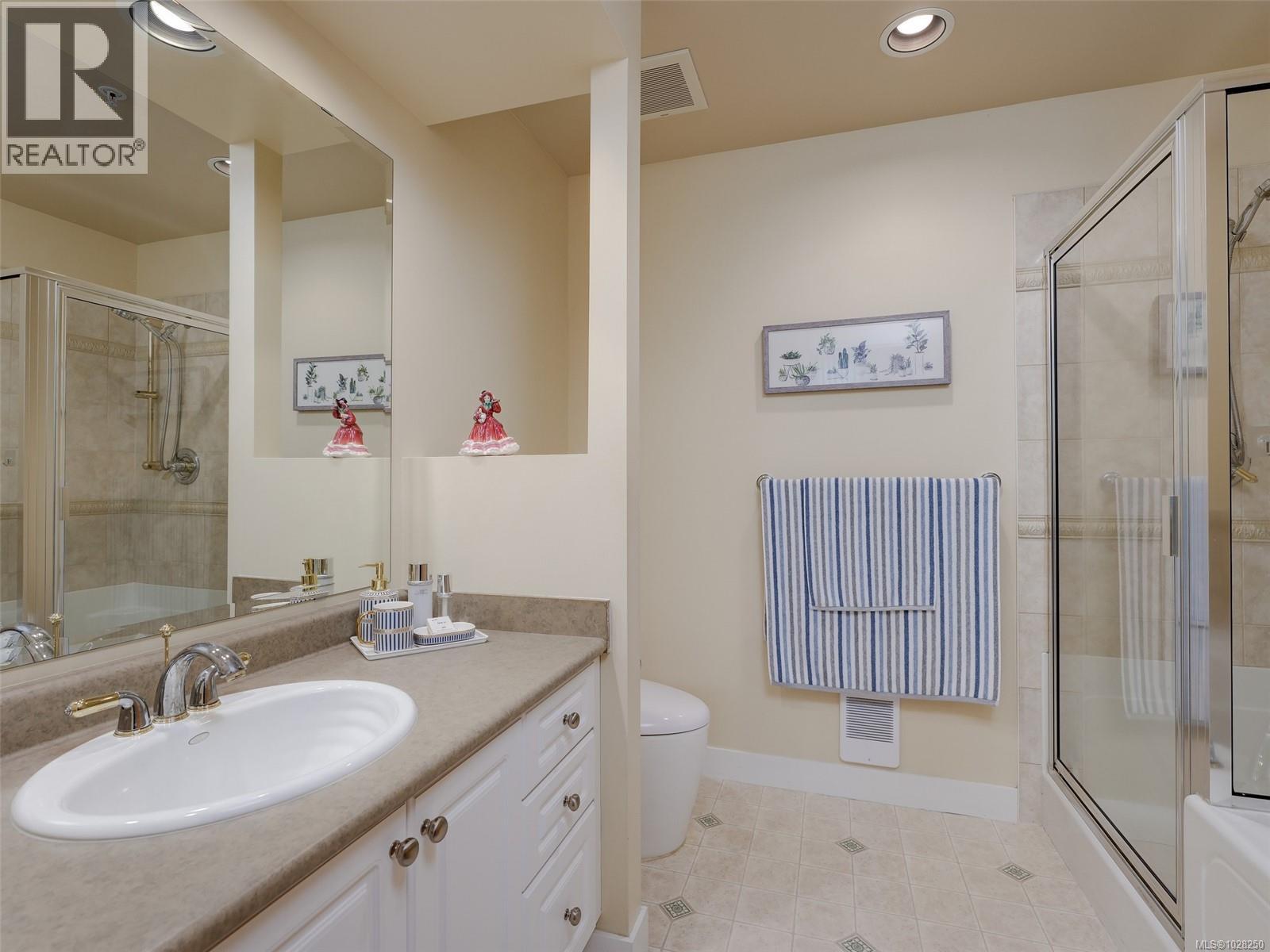 303 5350 Sayward Hill Crescent, Saanich