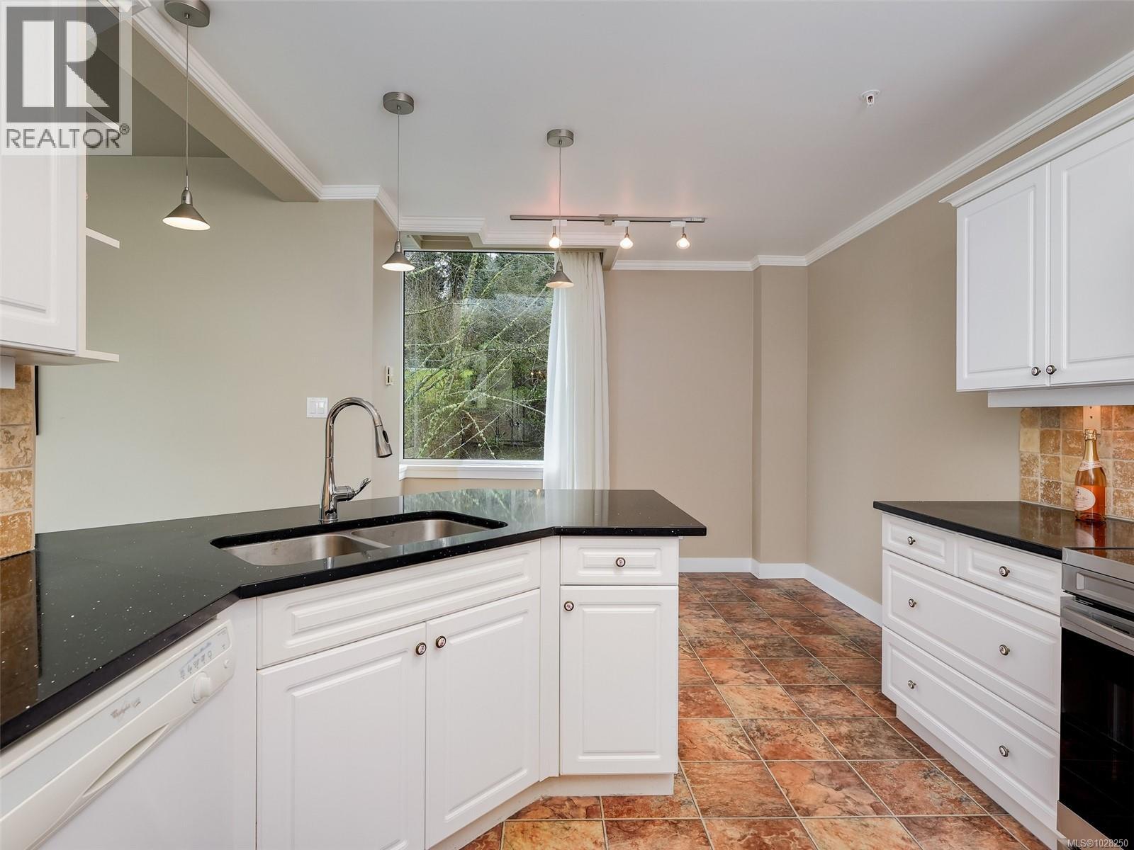 303 5350 Sayward Hill Crescent, Saanich