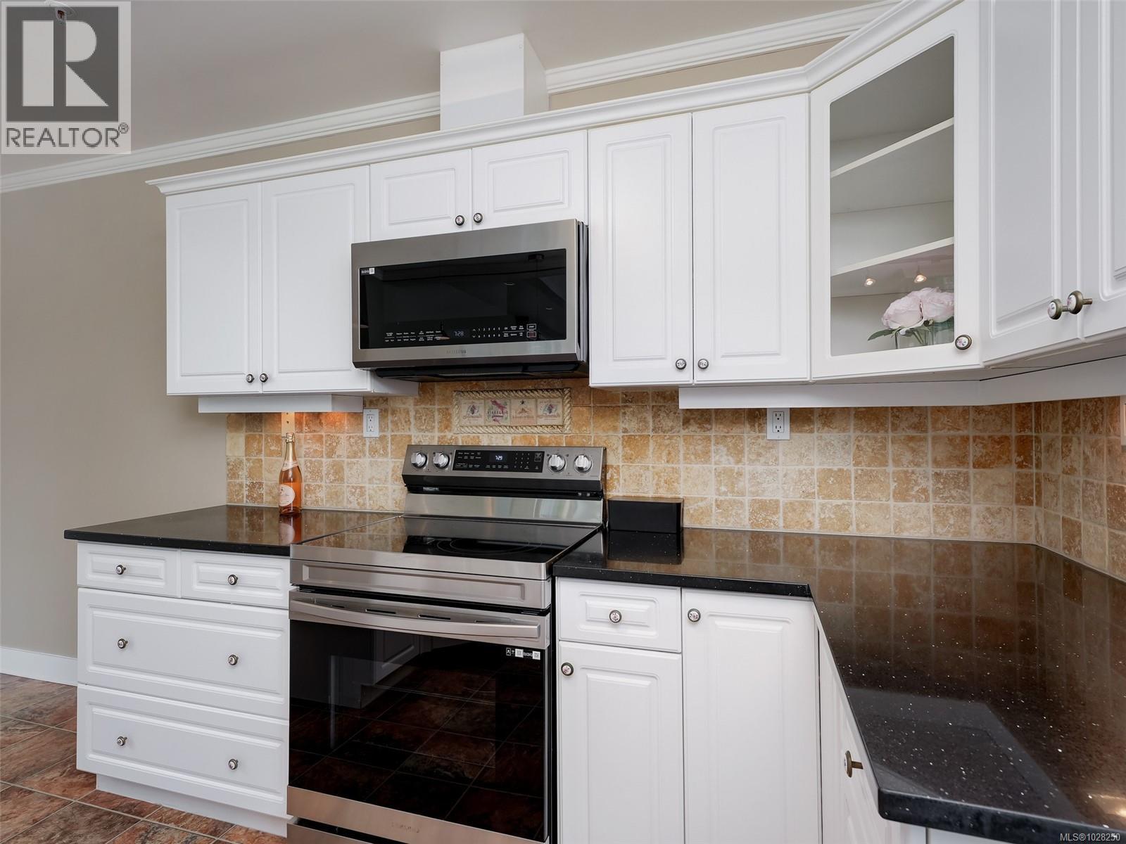 303 5350 Sayward Hill Crescent, Saanich