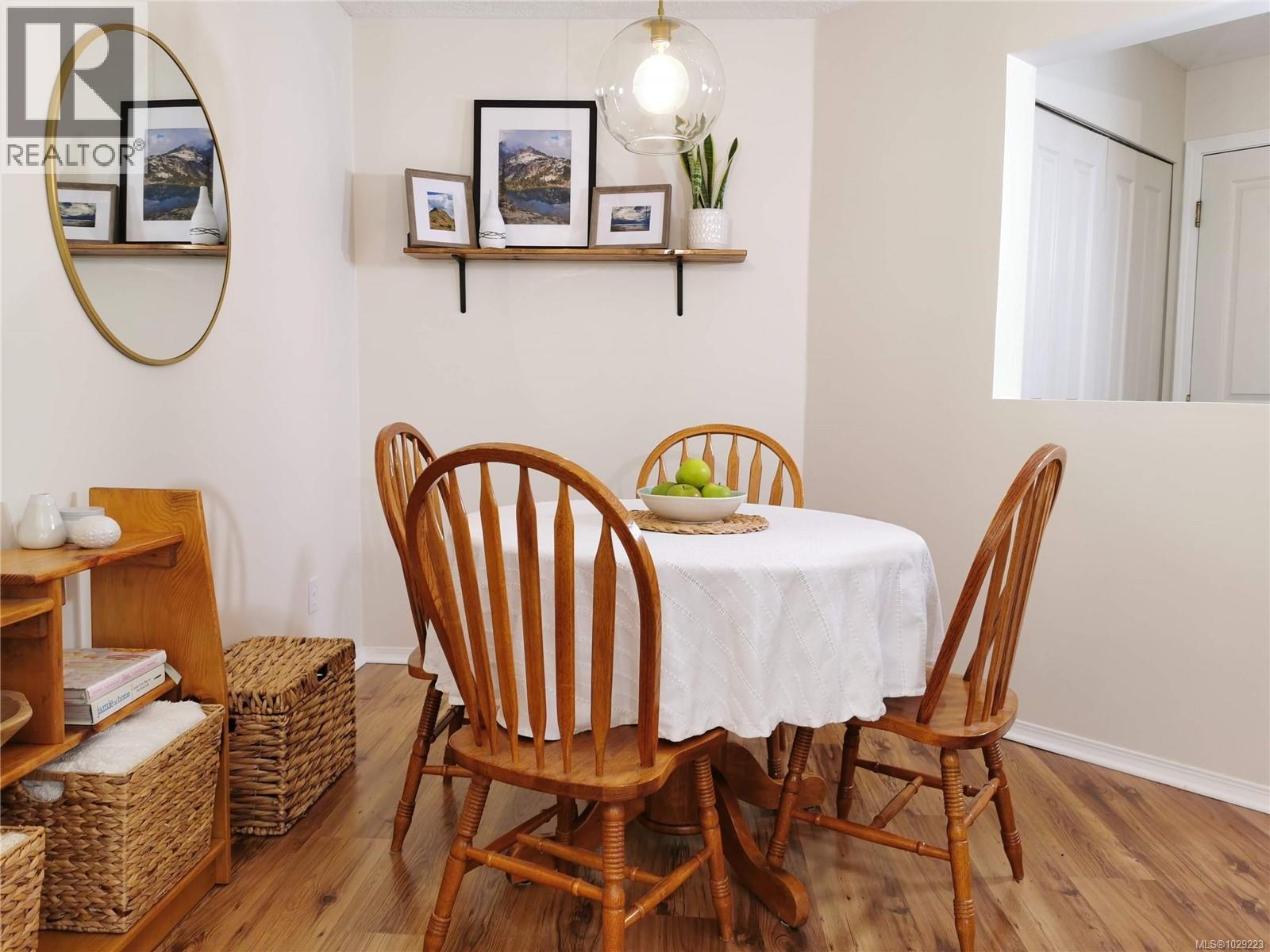 304 494 Marsett Place, Saanich