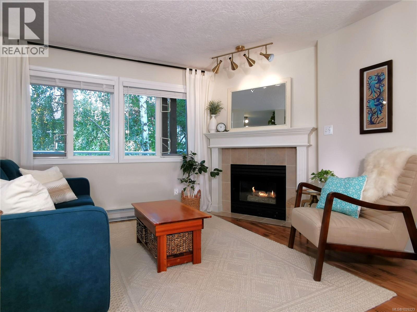 304 494 Marsett Place, Saanich