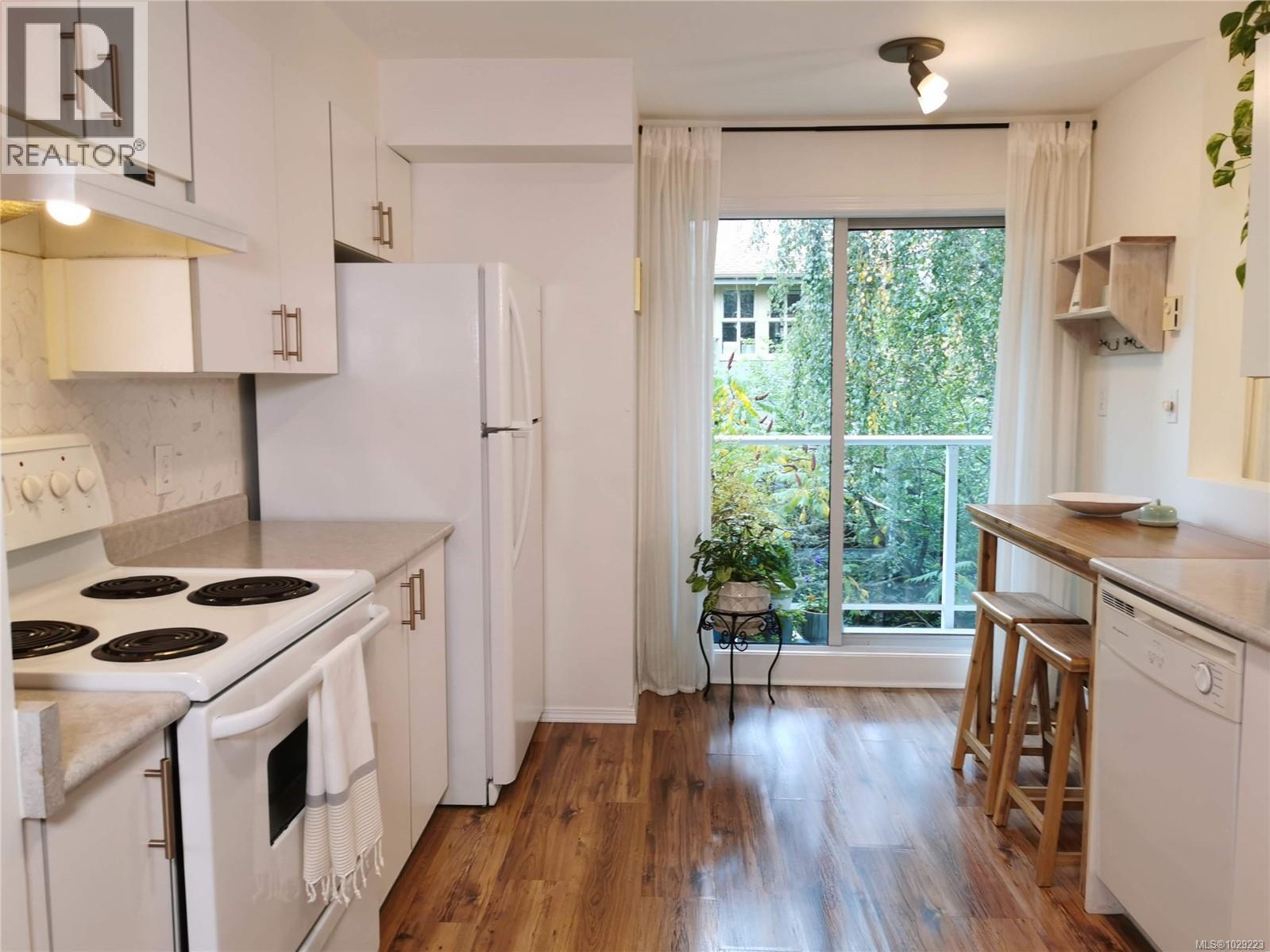 304 494 Marsett Place, Saanich