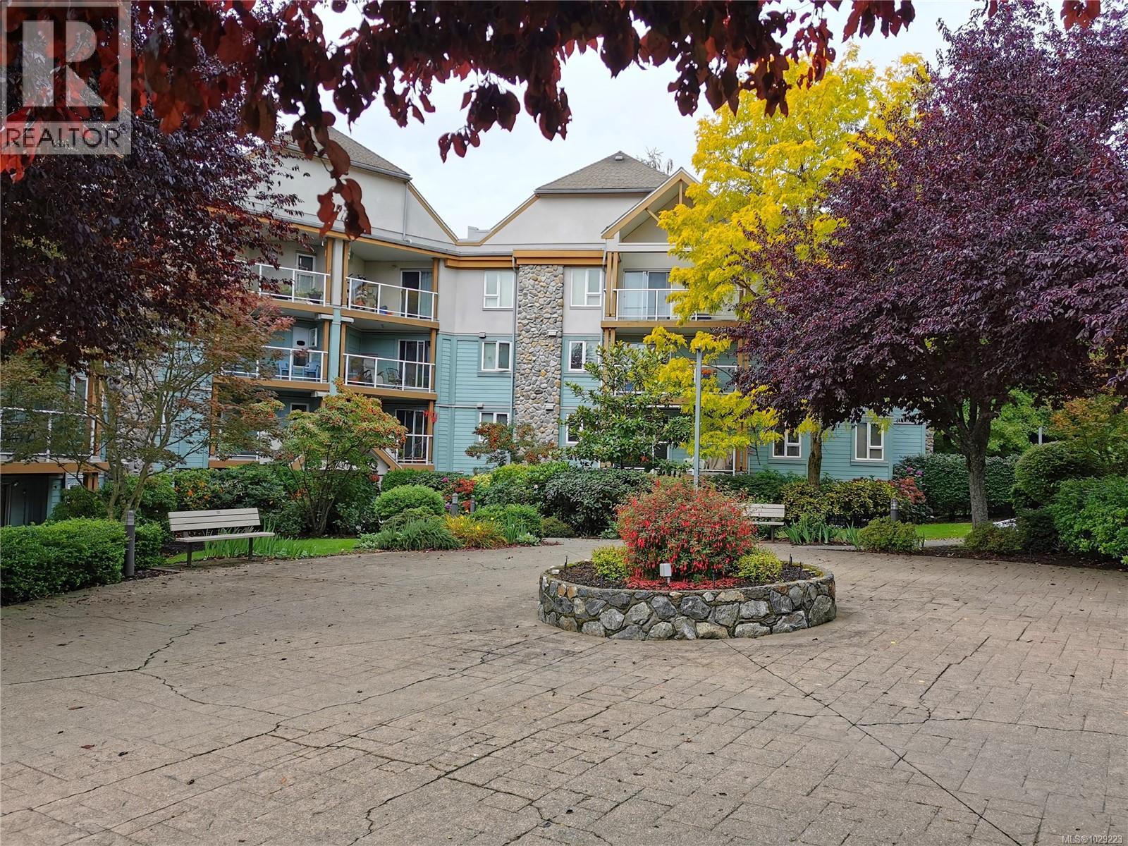 304 494 Marsett Place, Saanich