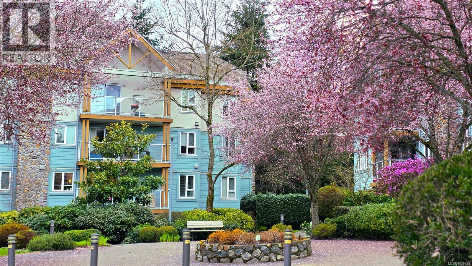 304 494 Marsett Place, Saanich