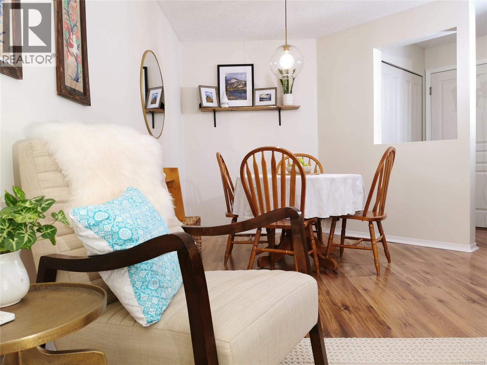 304 494 Marsett Place, Saanich