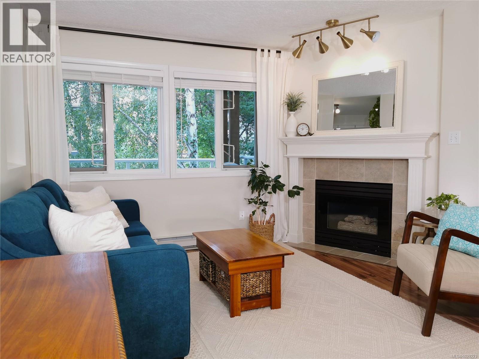 304 494 Marsett Place, Saanich