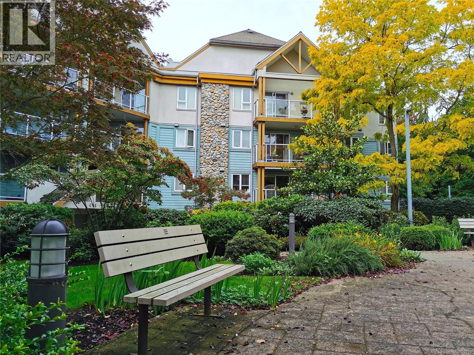 304 494 Marsett Place, Saanich