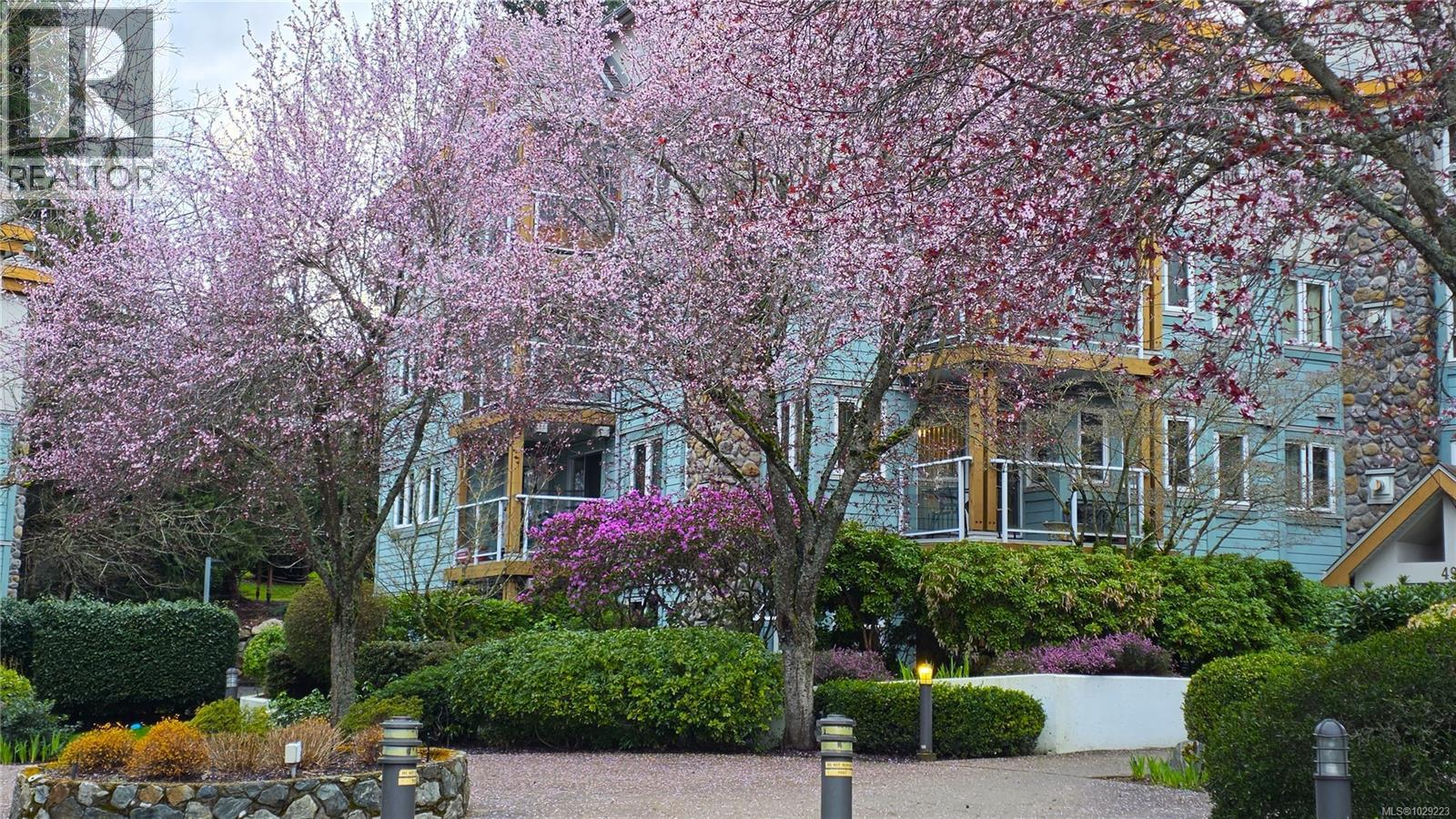 304 494 Marsett Place, Saanich