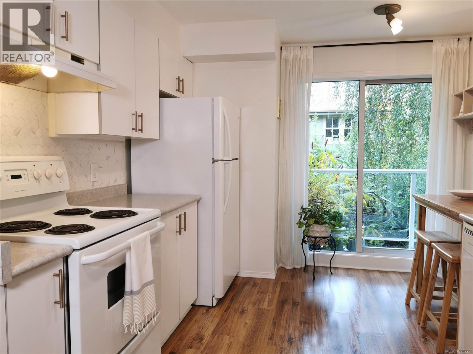 304 494 Marsett Place, Saanich