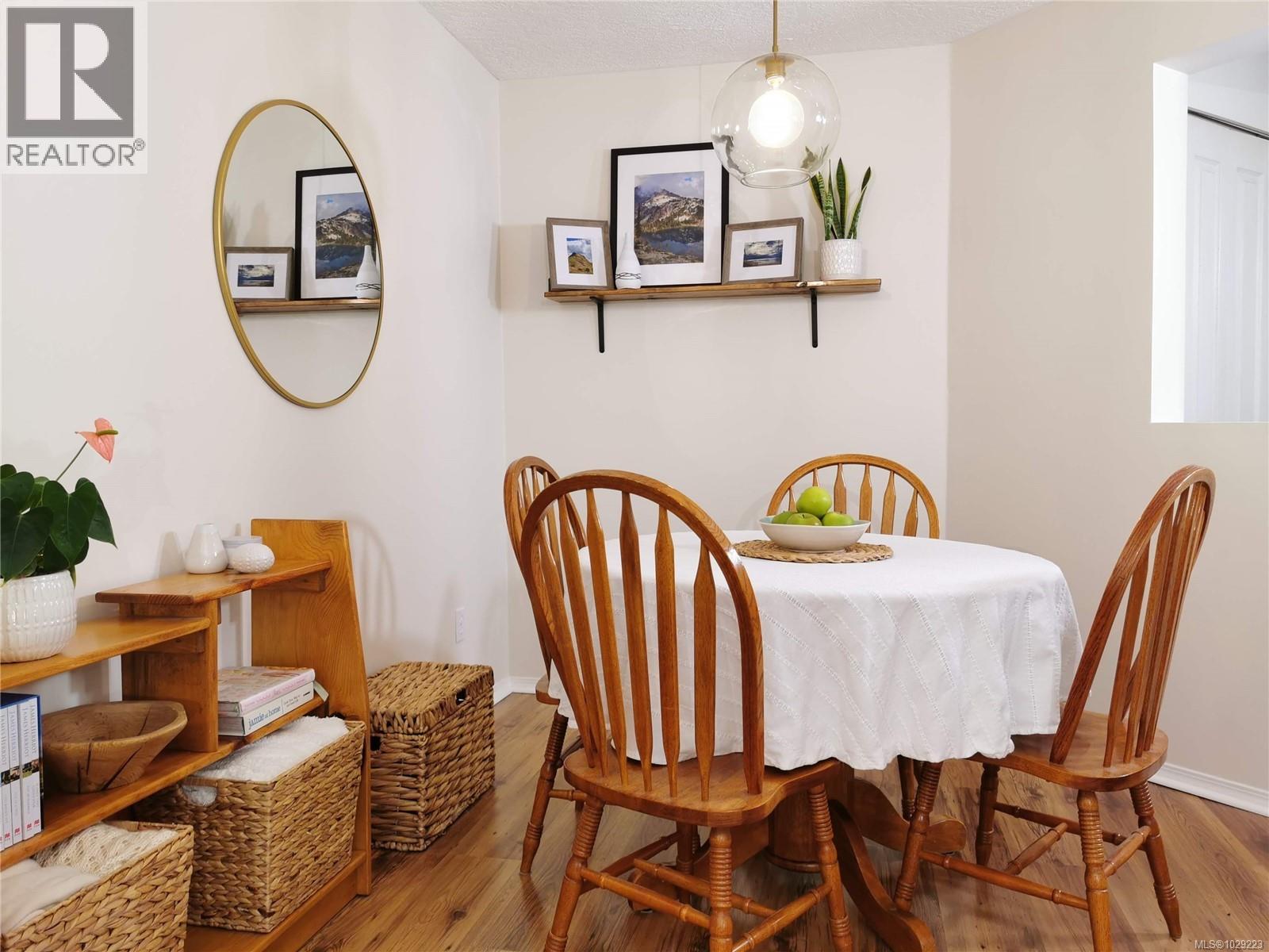 304 494 Marsett Place, Saanich