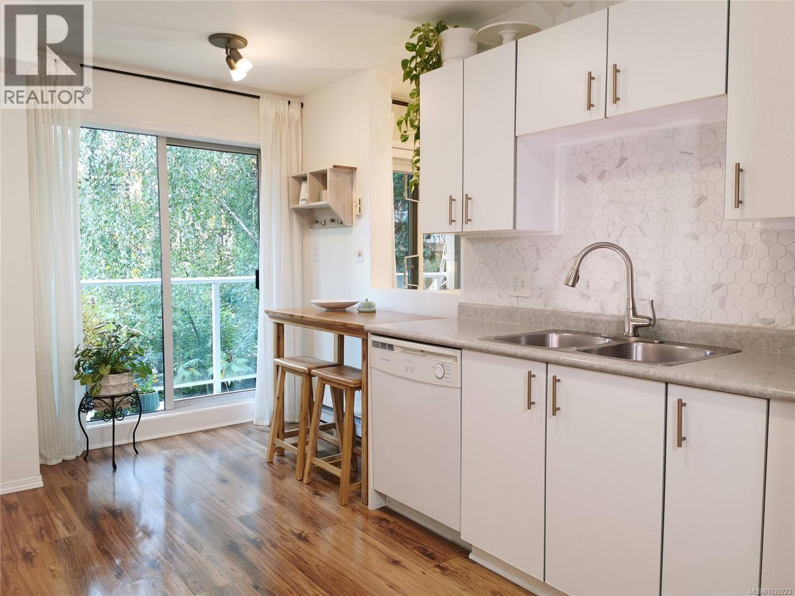 304 494 Marsett Place, Saanich