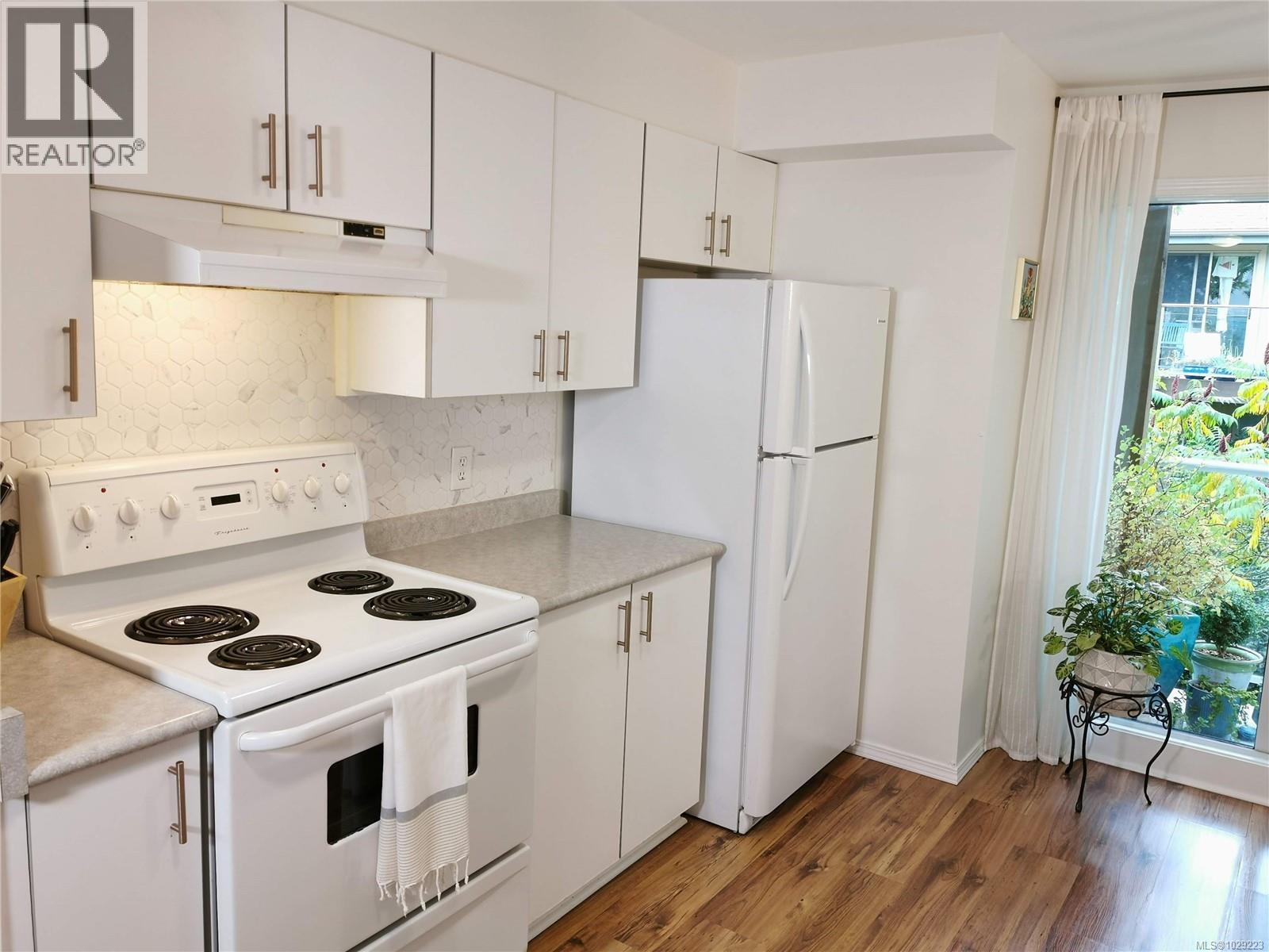 304 494 Marsett Place, Saanich