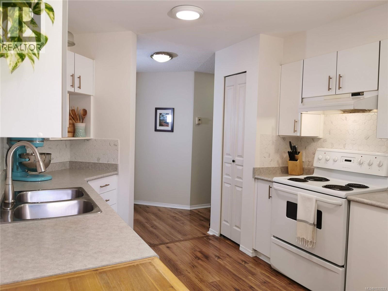 304 494 Marsett Place, Saanich