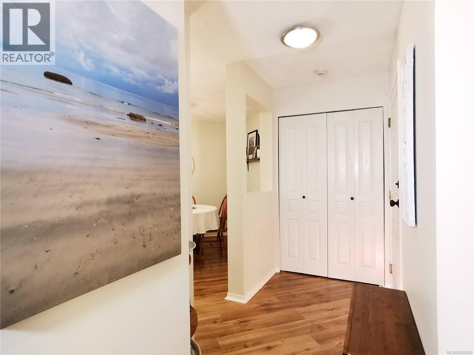 304 494 Marsett Place, Saanich