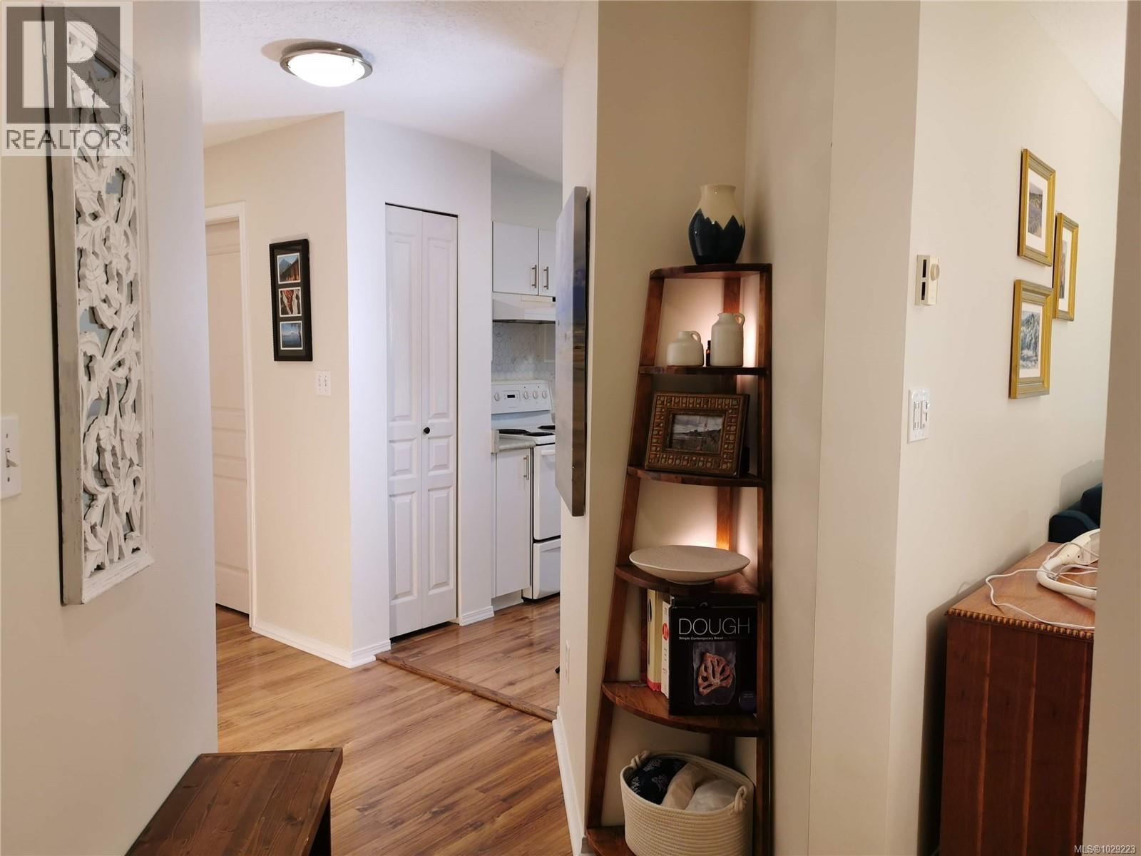 304 494 Marsett Place, Saanich