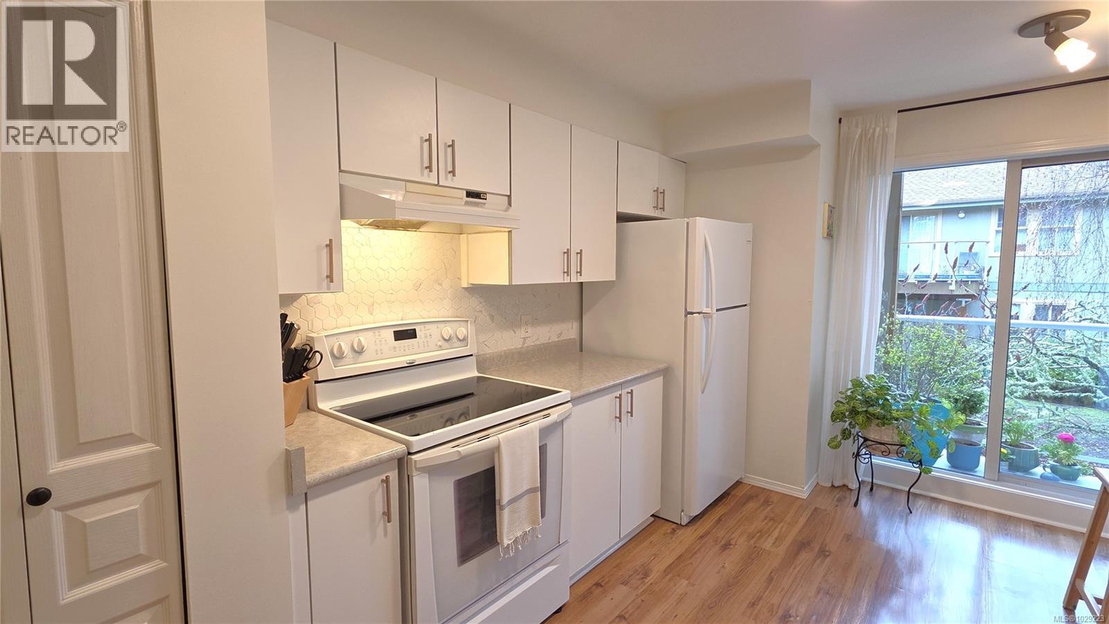 304 494 Marsett Place, Saanich