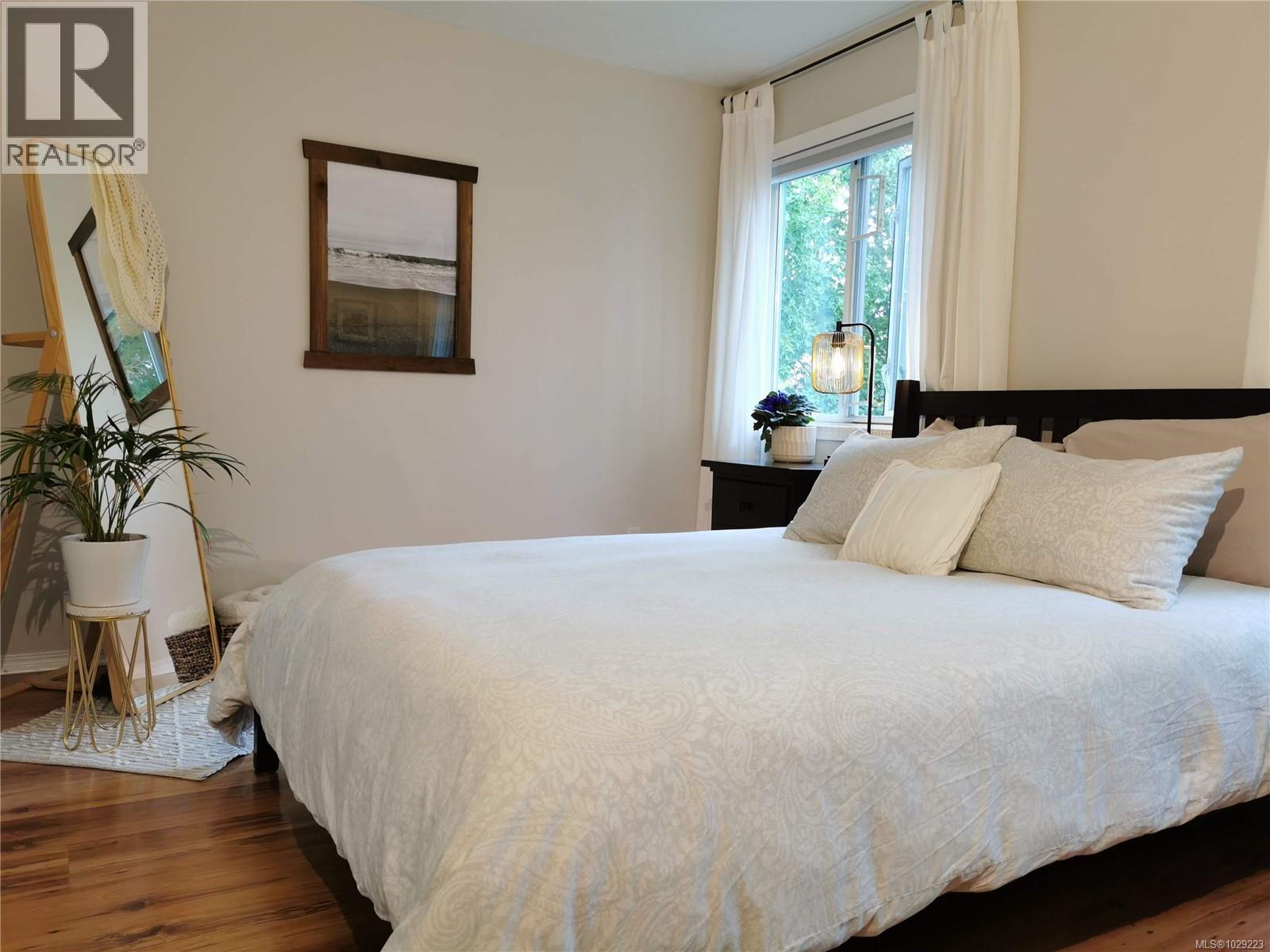 304 494 Marsett Place, Saanich