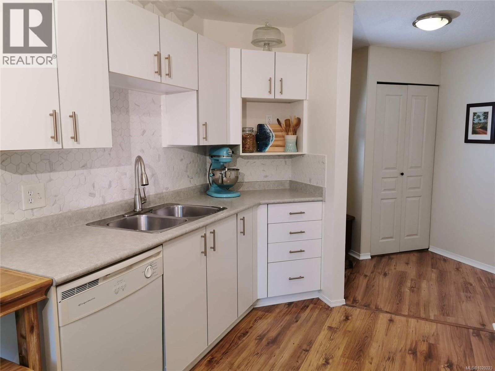 304 494 Marsett Place, Saanich