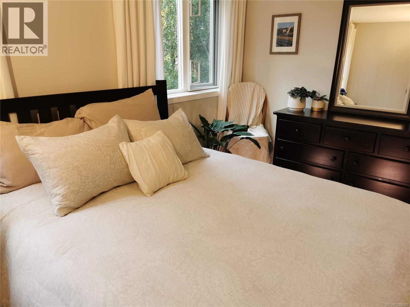 304 494 Marsett Place, Saanich