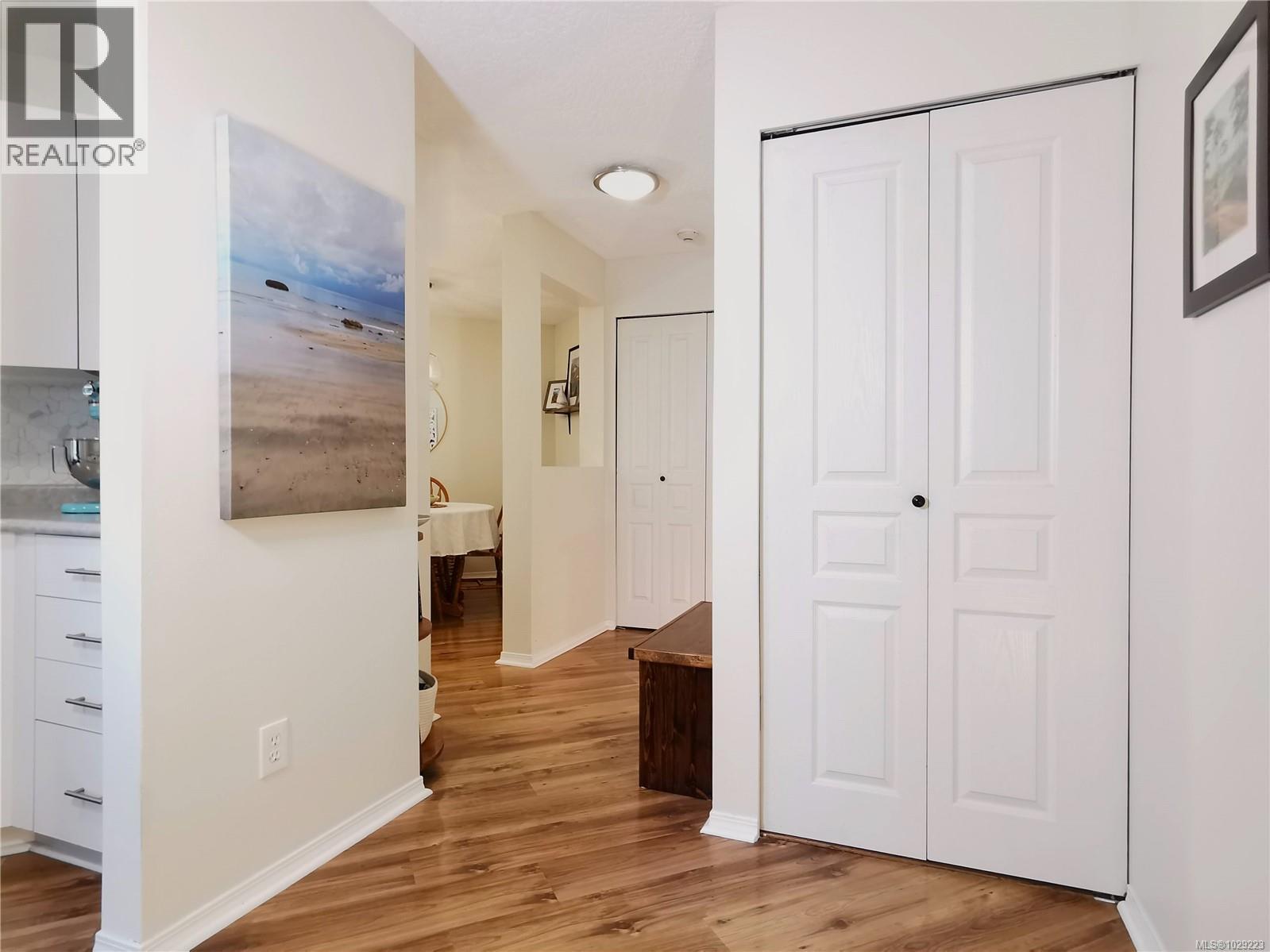 304 494 Marsett Place, Saanich