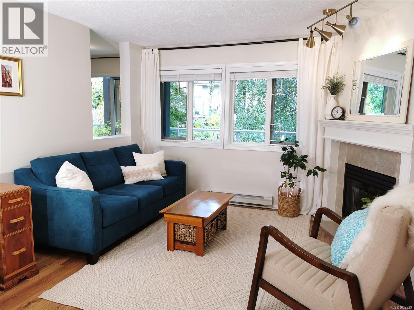 304 494 Marsett Place, Saanich