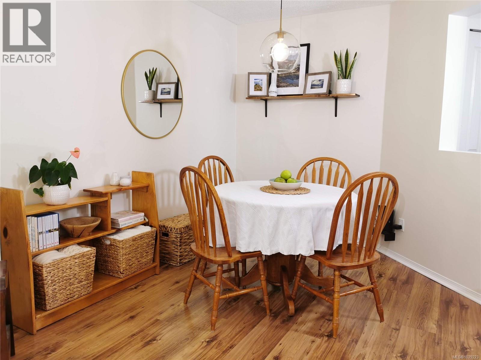 304 494 Marsett Place, Saanich