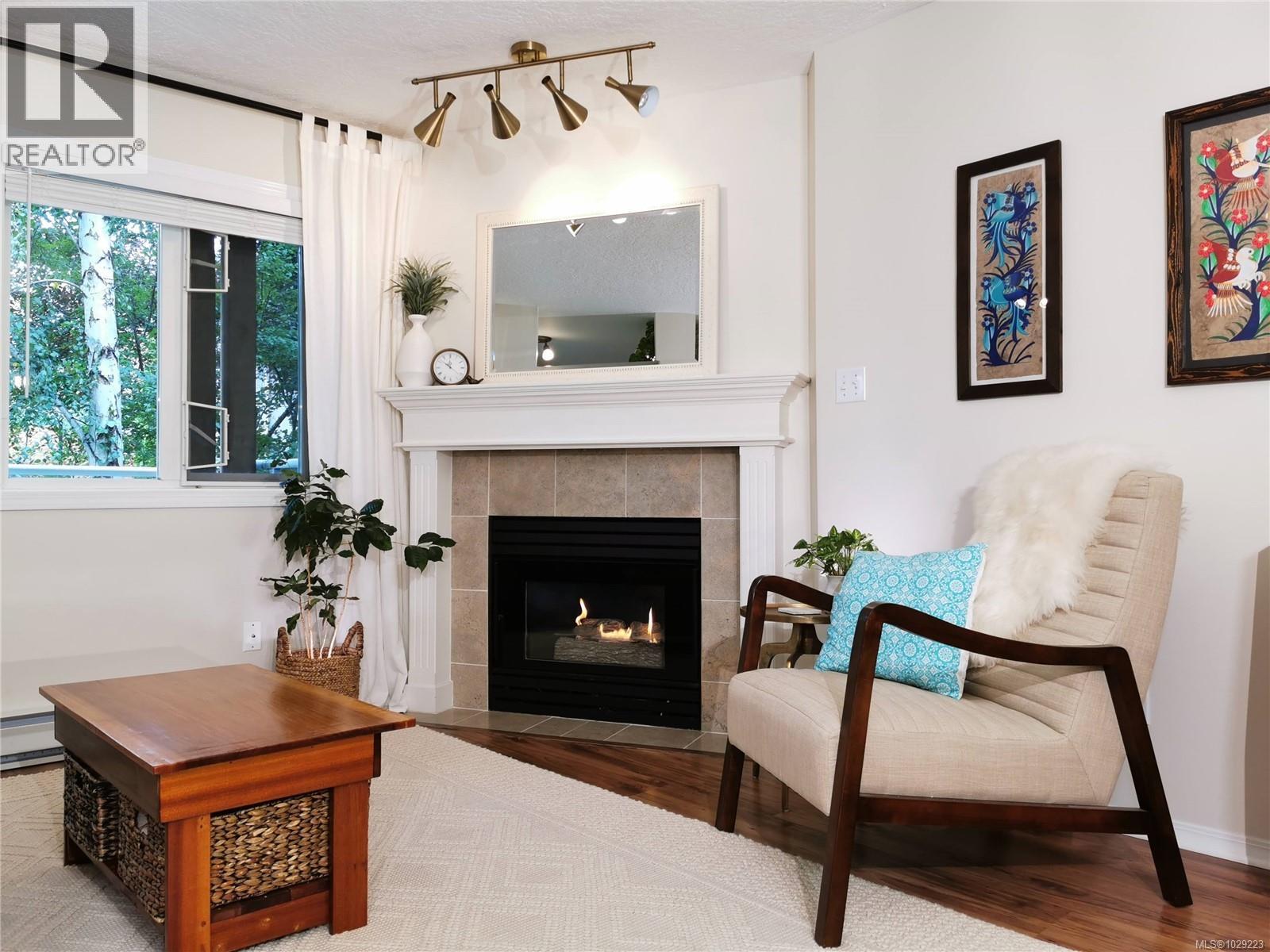 304 494 Marsett Place, Saanich