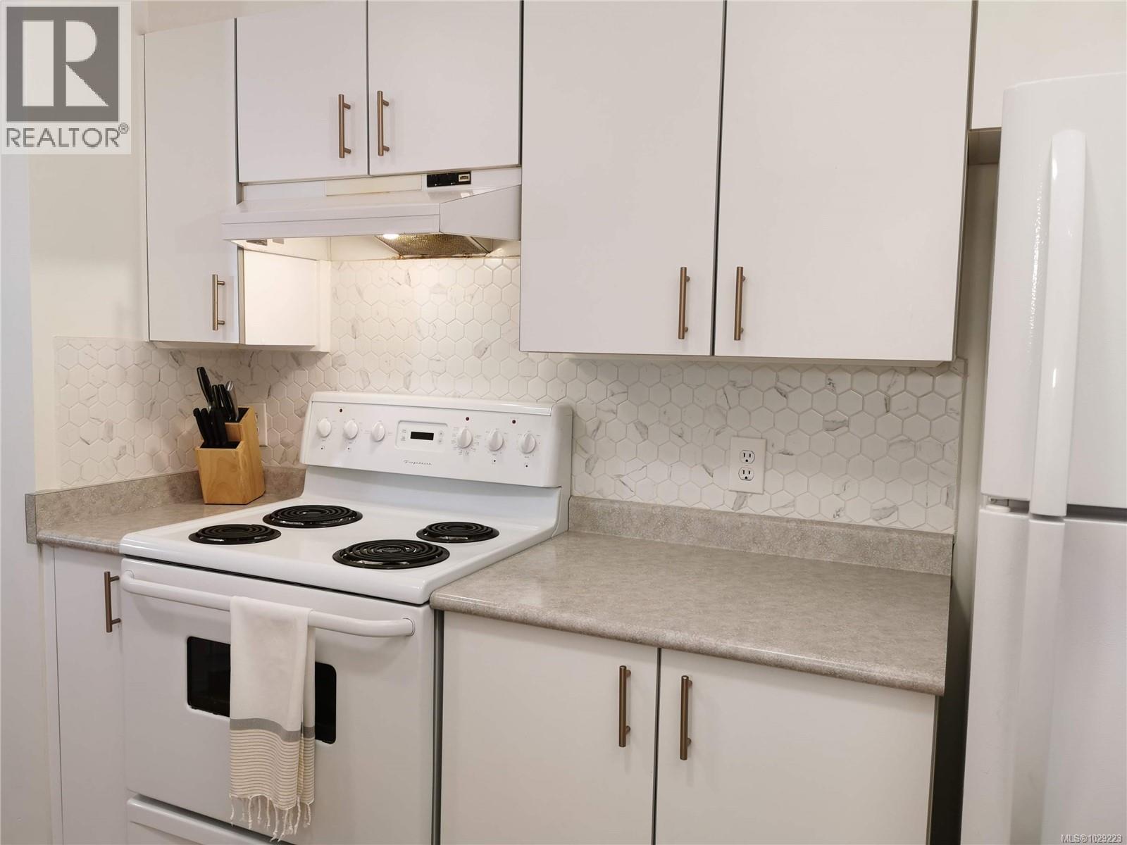 304 494 Marsett Place, Saanich