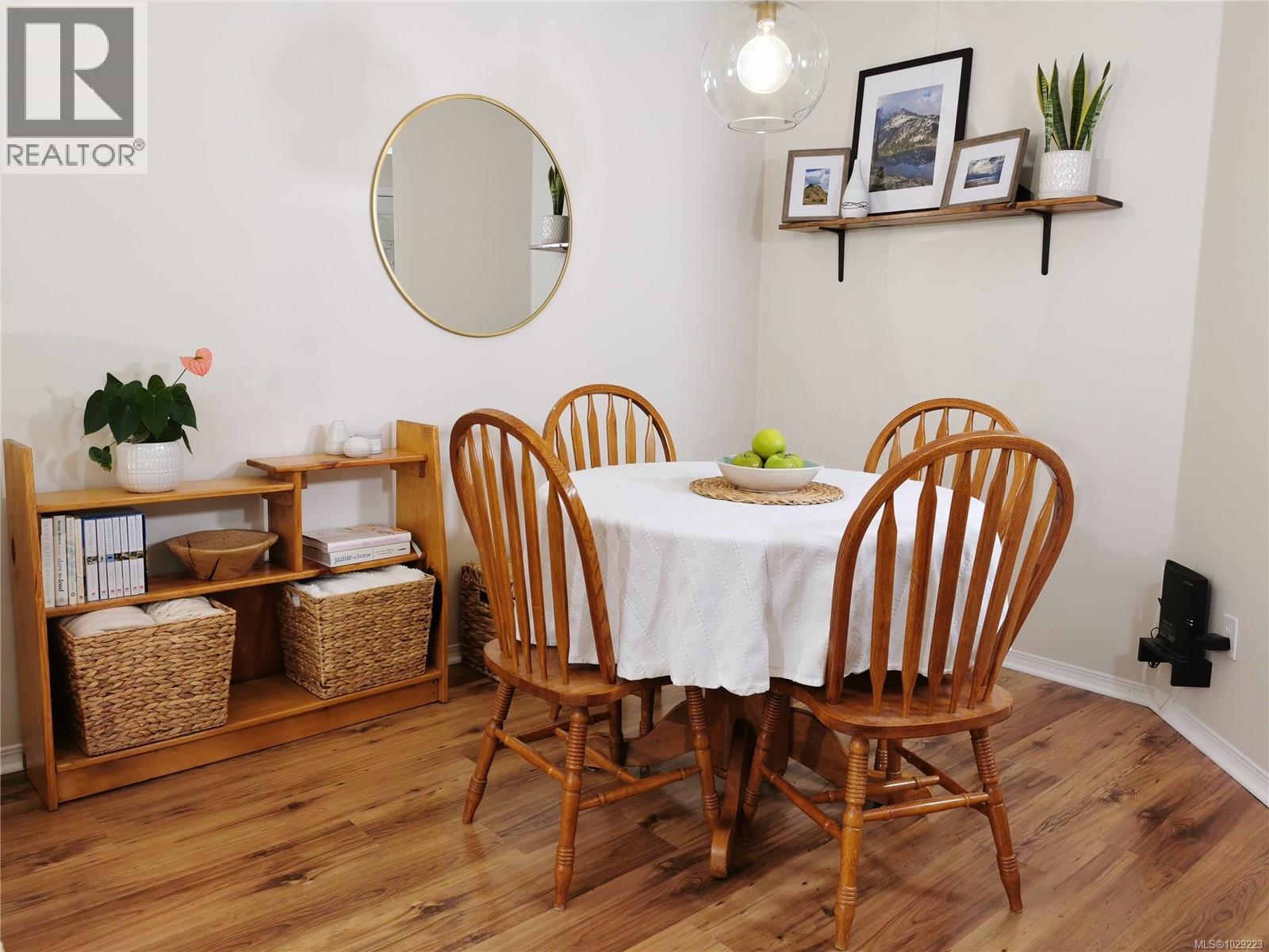 304 494 Marsett Place, Saanich