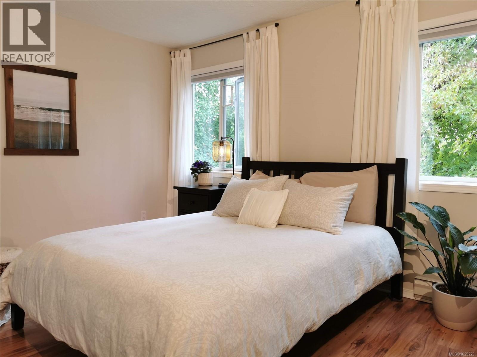 304 494 Marsett Place, Saanich