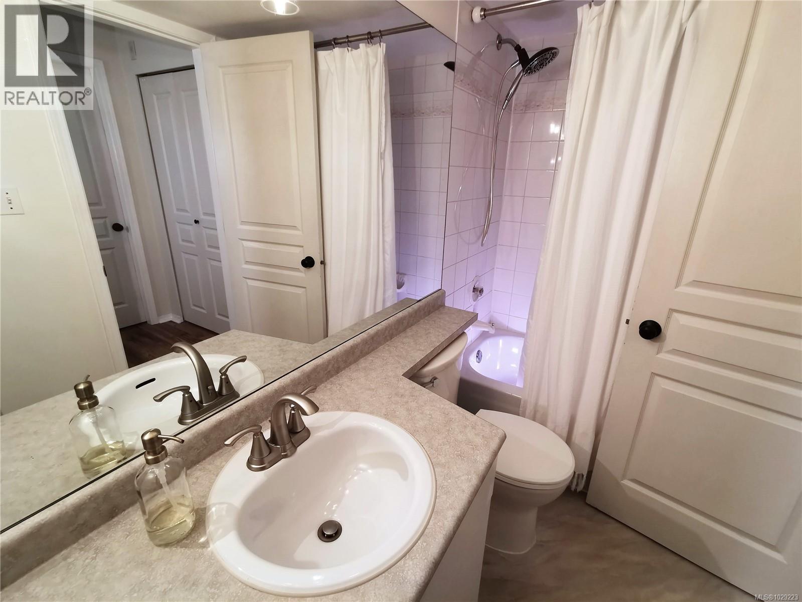 304 494 Marsett Place, Saanich