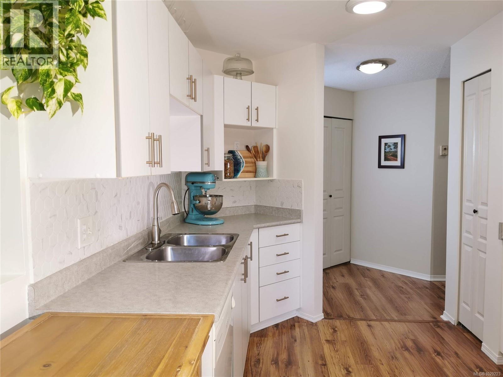 304 494 Marsett Place, Saanich