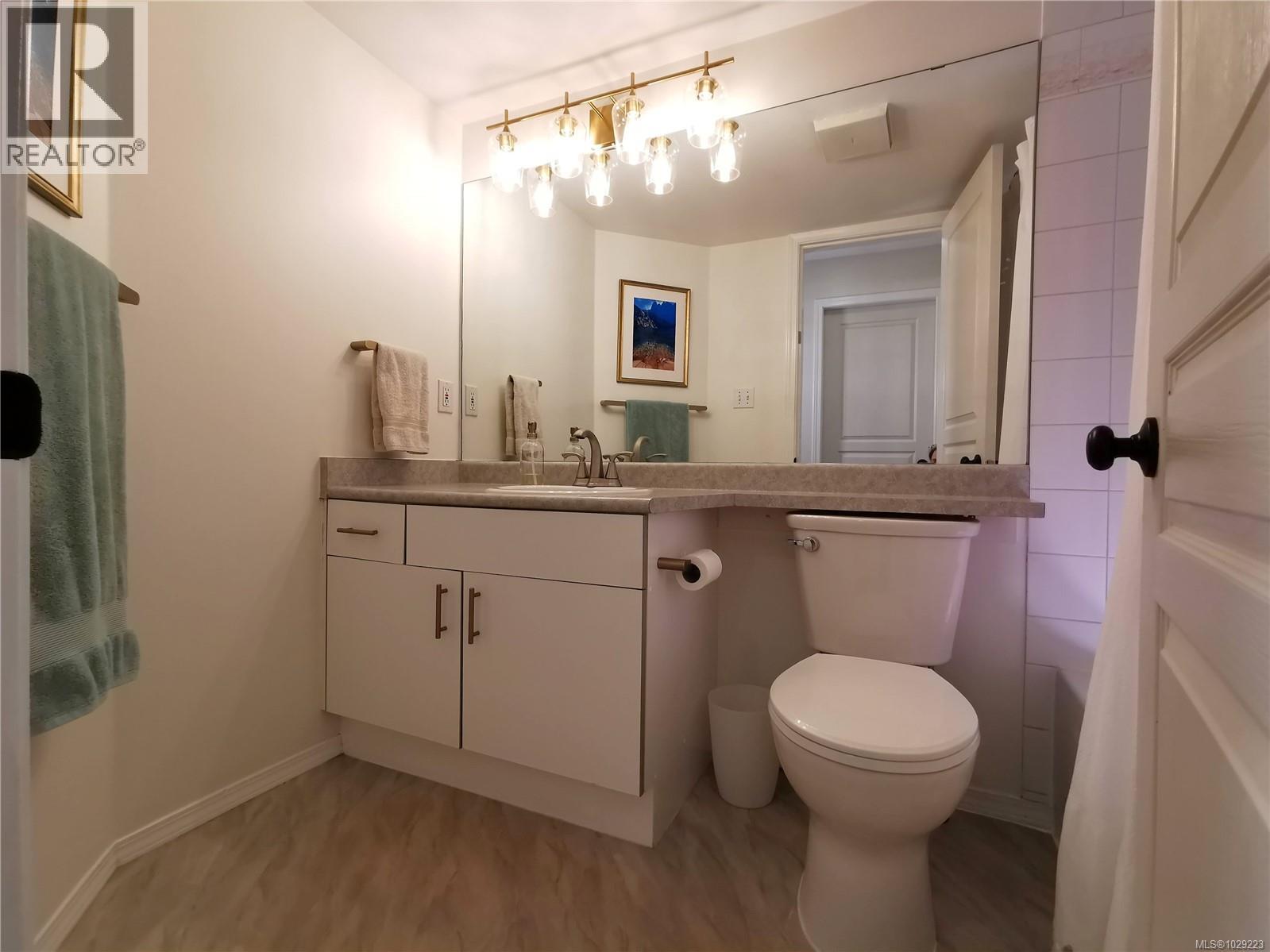 304 494 Marsett Place, Saanich