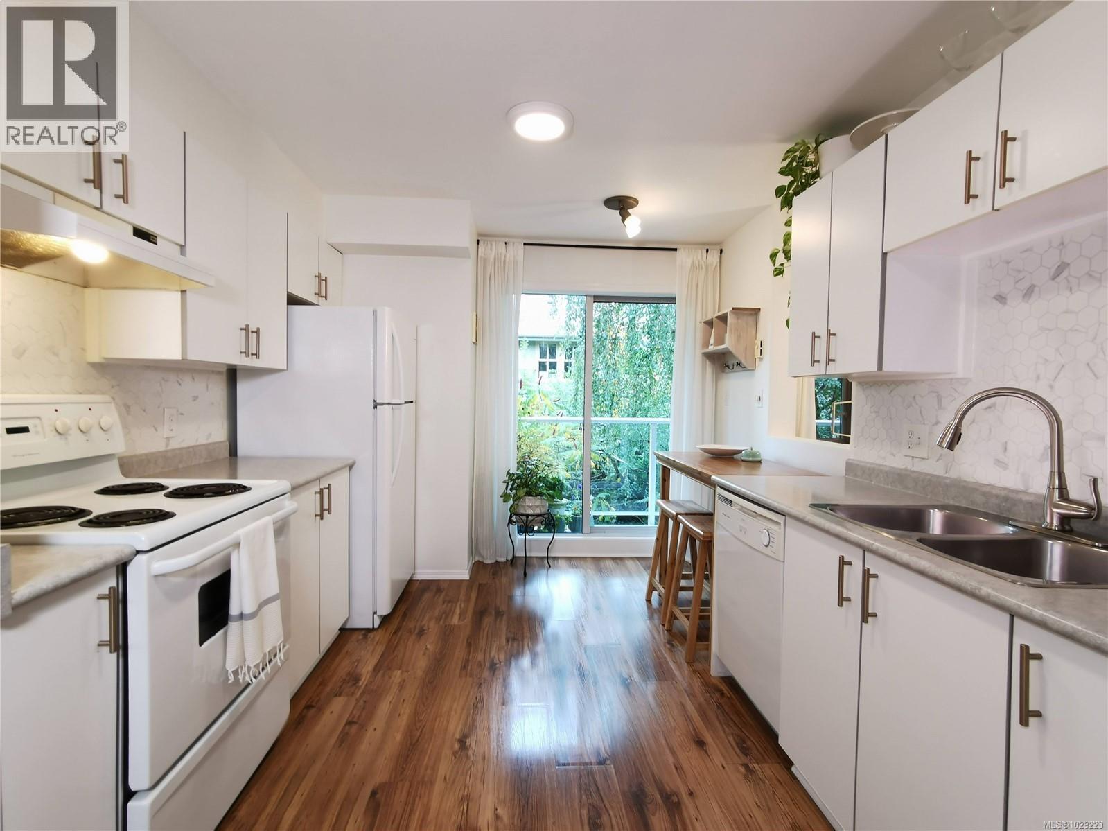 304 494 Marsett Place, Saanich