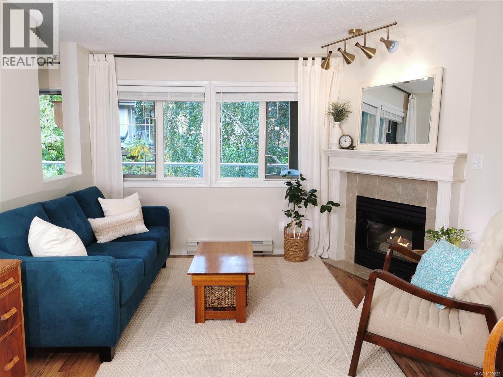 304 494 Marsett Place, Saanich