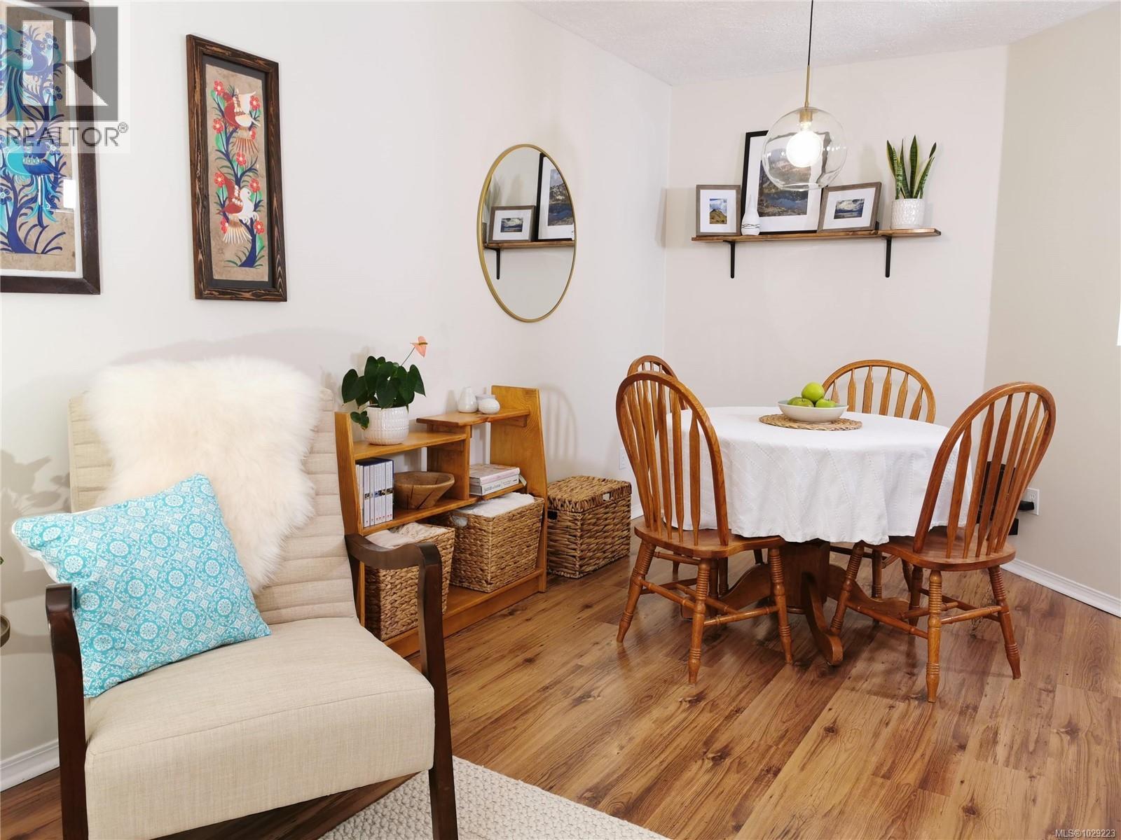 304 494 Marsett Place, Saanich