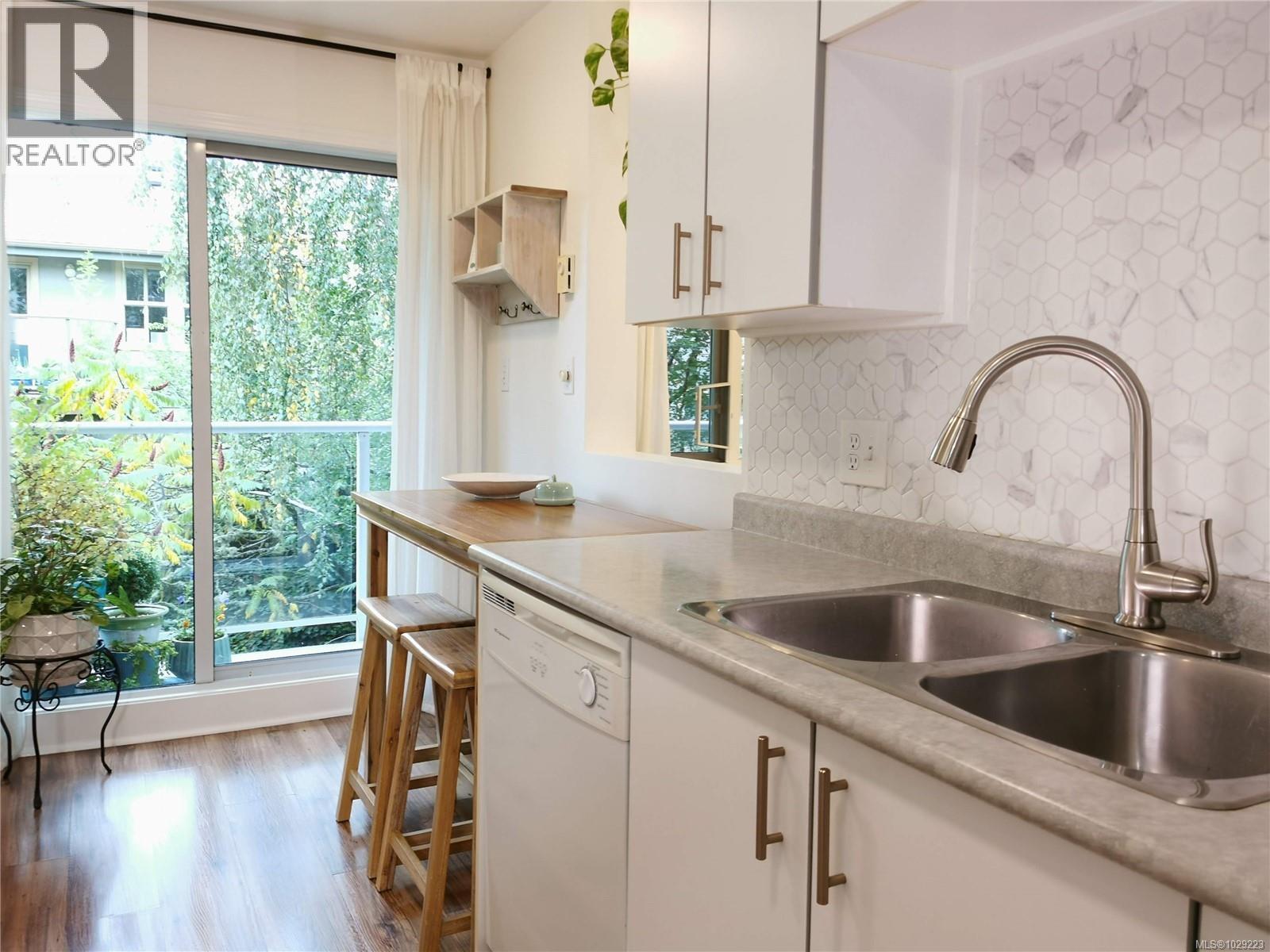 304 494 Marsett Place, Saanich