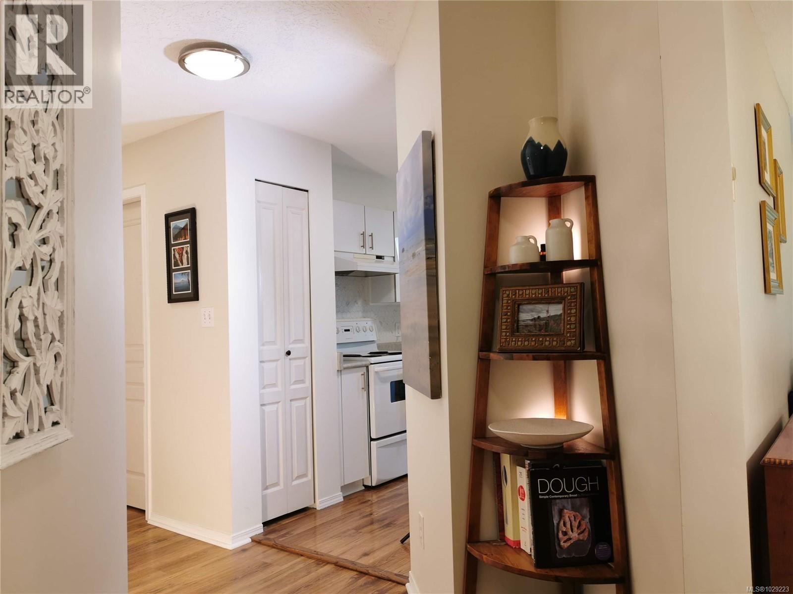 304 494 Marsett Place, Saanich