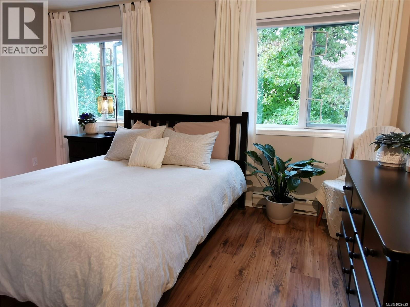 304 494 Marsett Place, Saanich