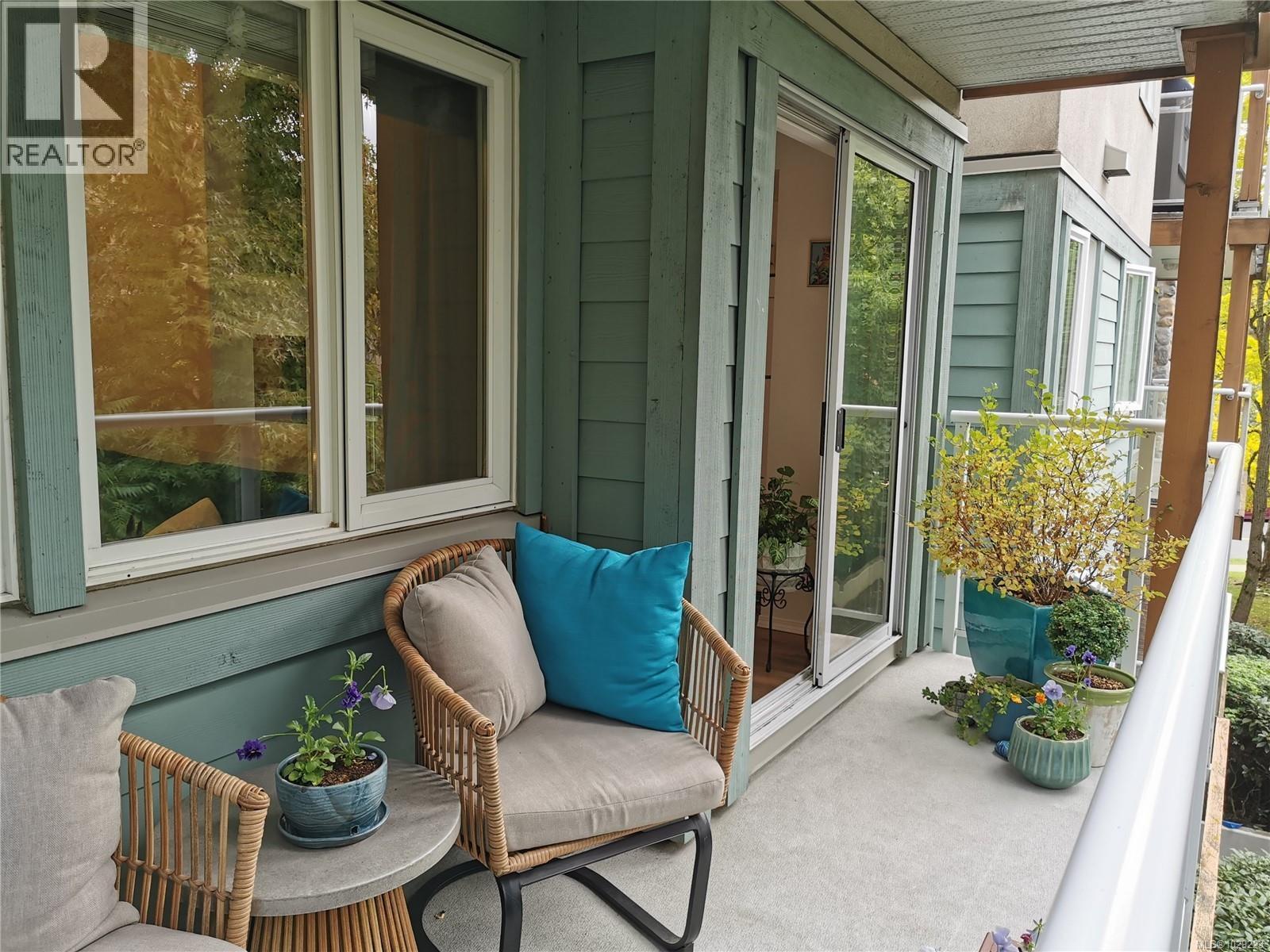 304 494 Marsett Place, Saanich