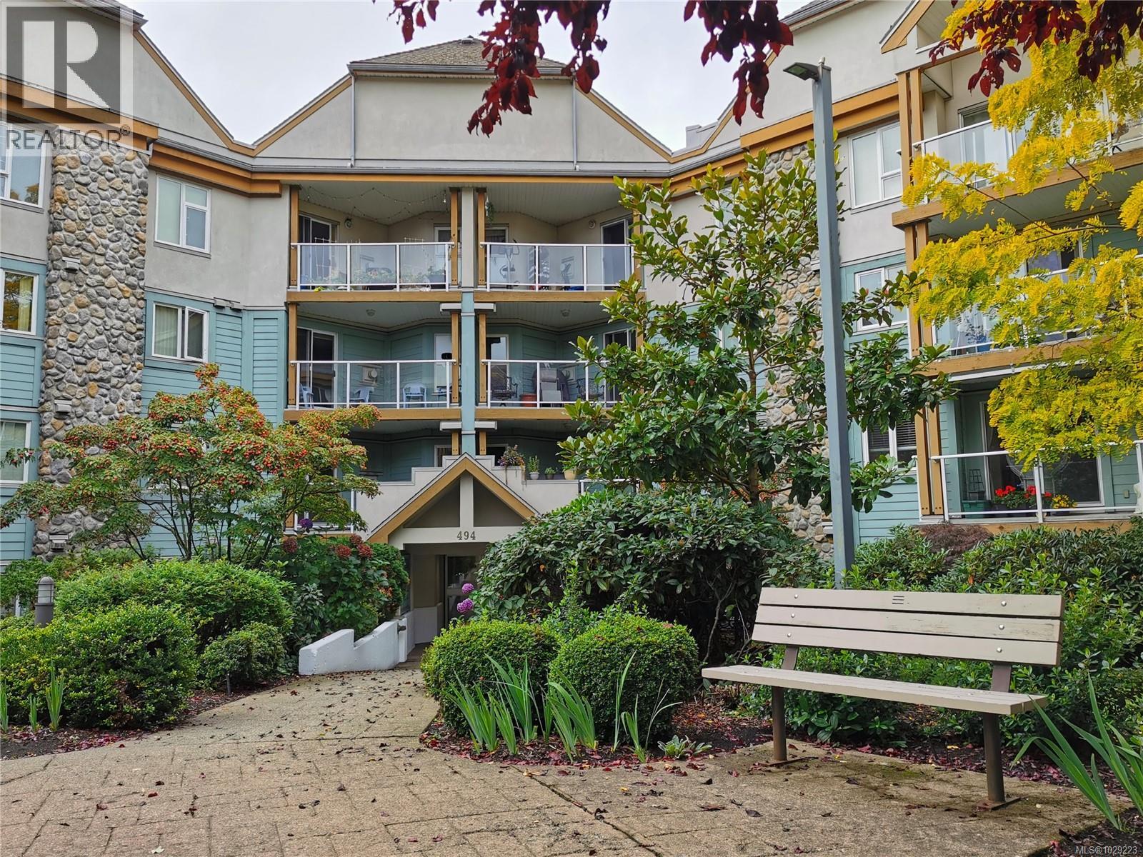 304 494 Marsett Place, Saanich