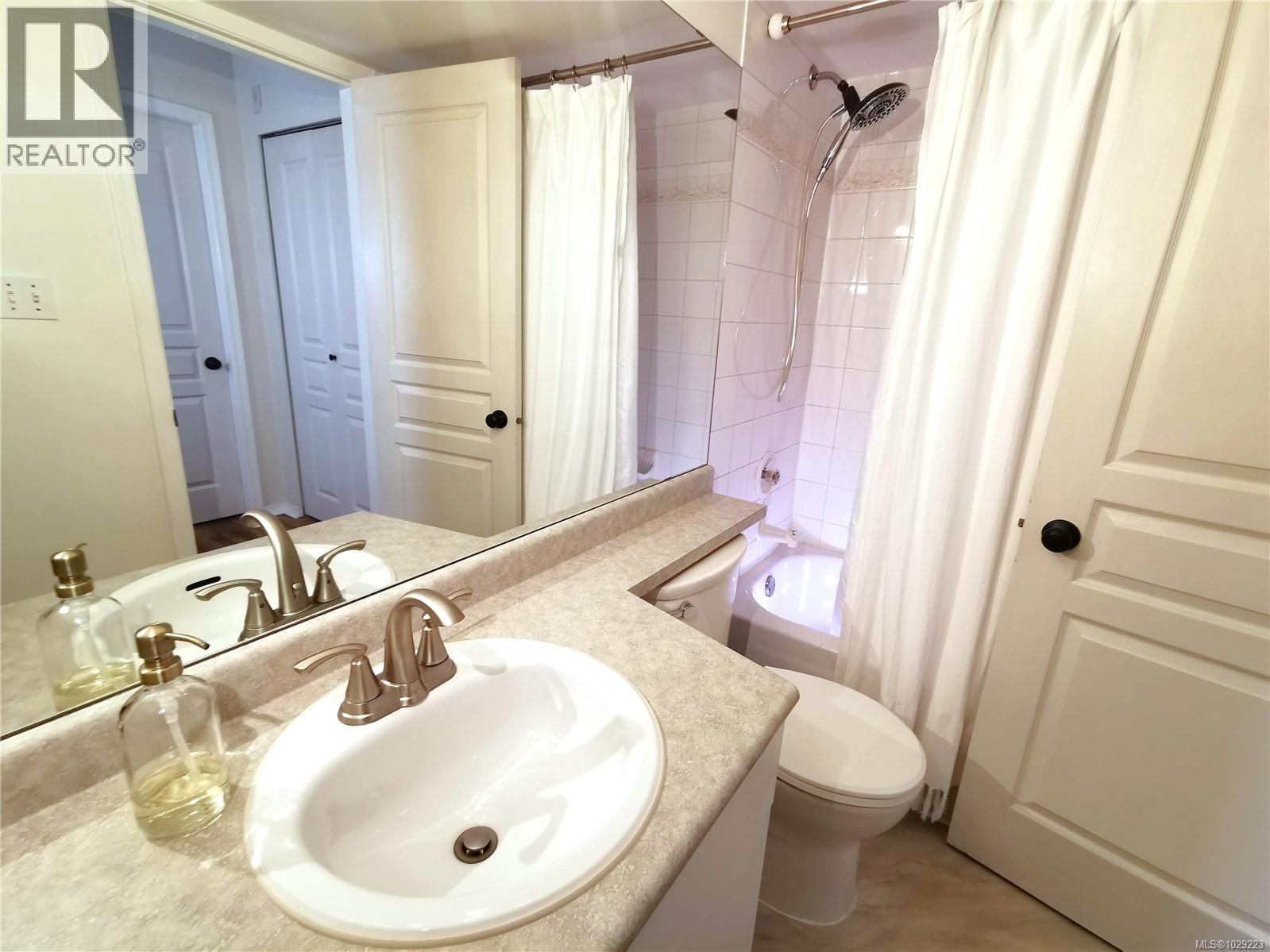 304 494 Marsett Place, Saanich