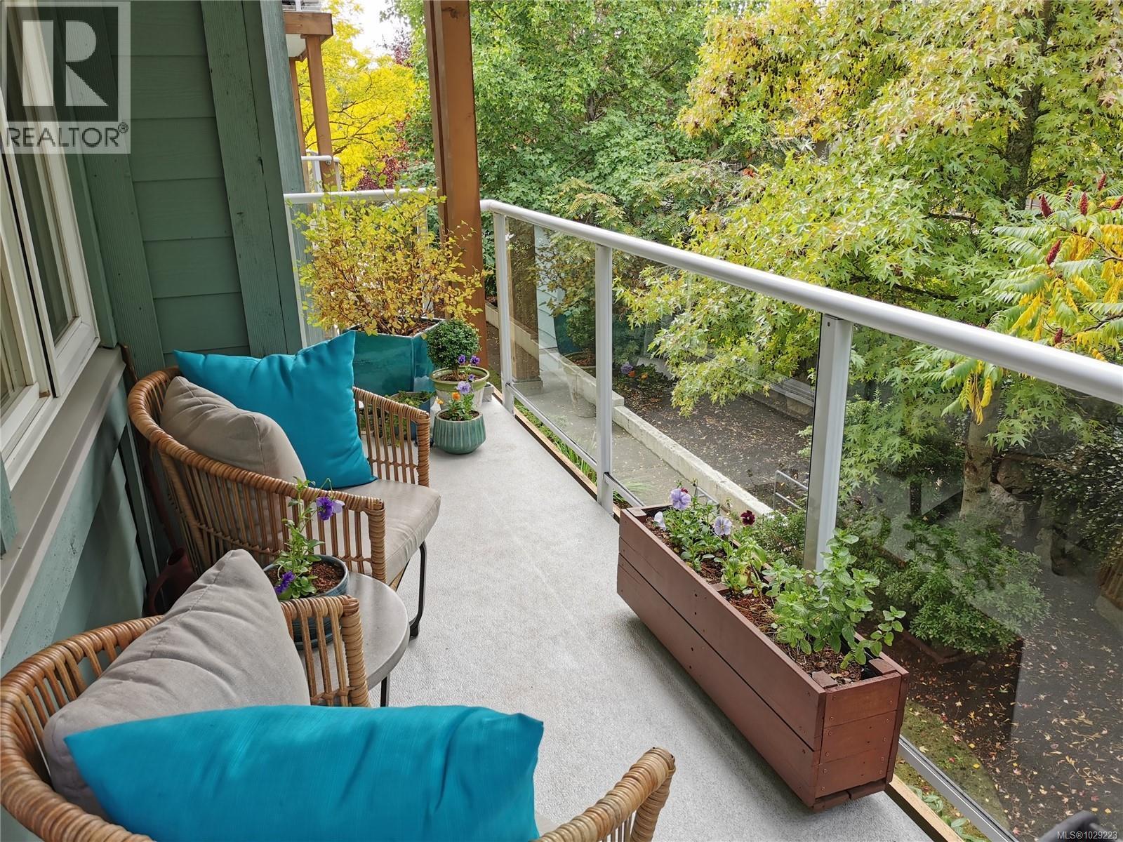 304 494 Marsett Place, Saanich