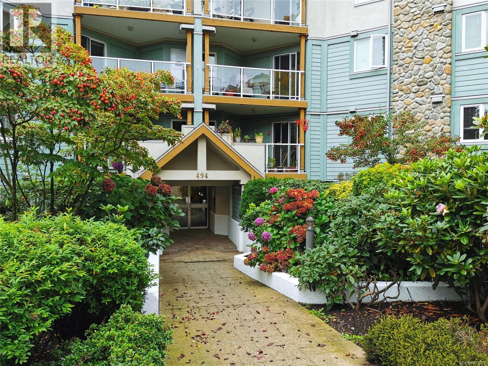 304 494 Marsett Place, Saanich