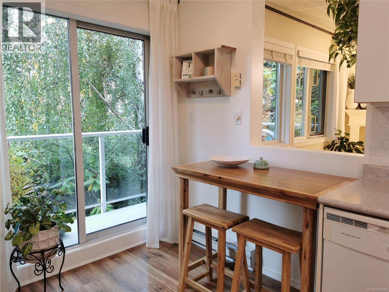 304 494 Marsett Place, Saanich